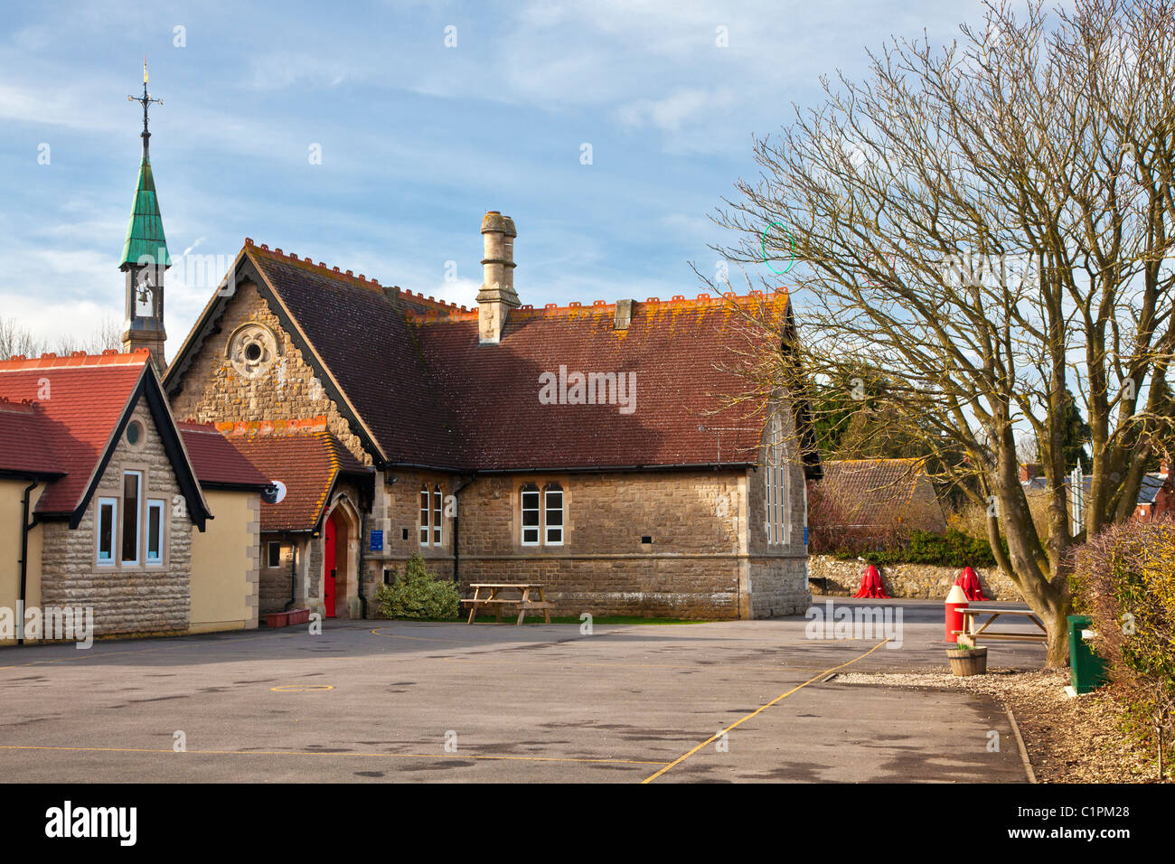 Une école primaire typiquement anglais dans le Wiltshire village de South Marston près de Swindon, England, UK avec beffroi Banque D'Images