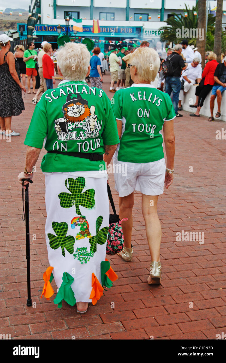 Personnes âgées dame irlandaise en Espagne portant robe ornée de trèfles et heureux St Patricks day. Banque D'Images