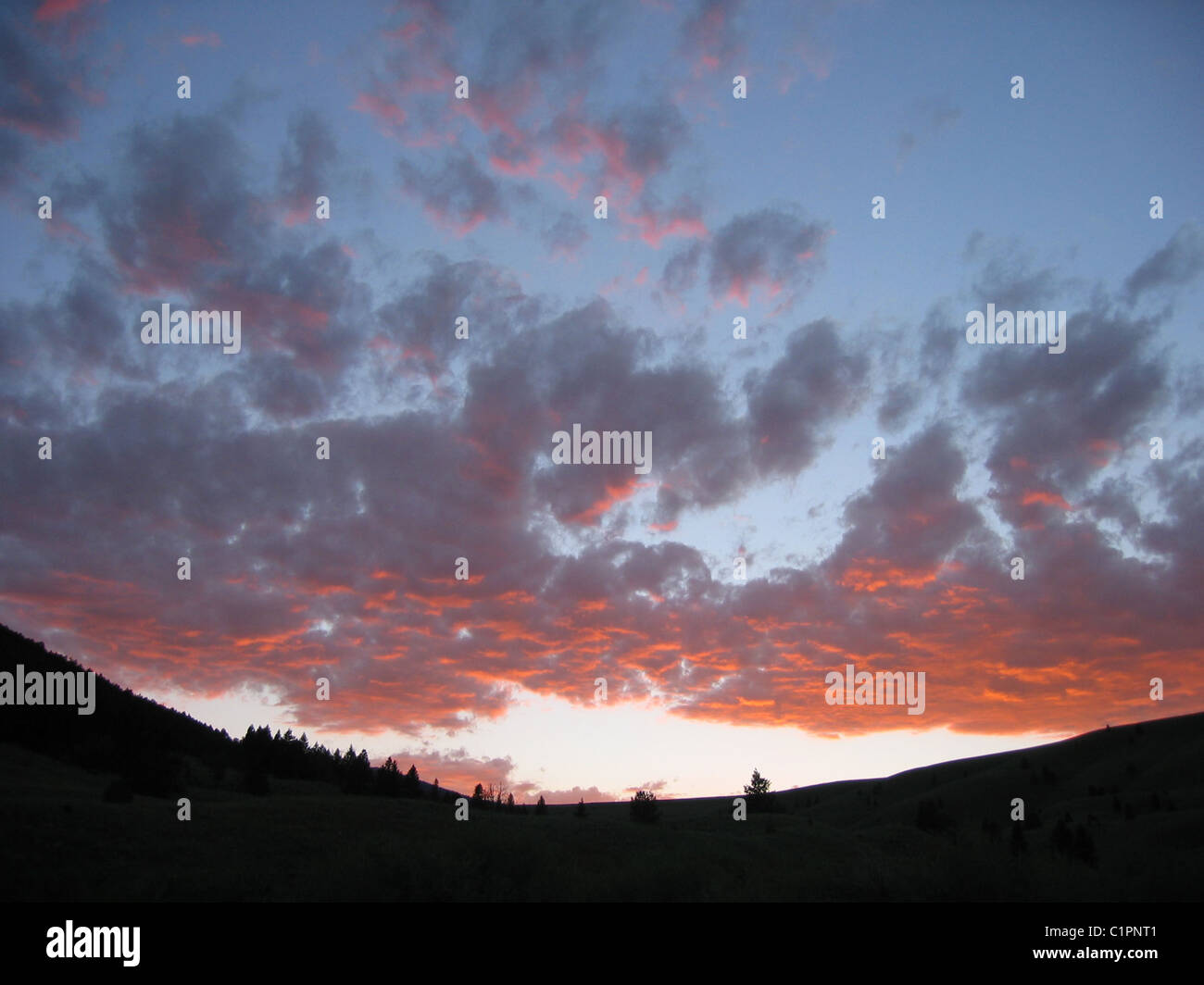 USA. De belles formations de nuages gris et rouge sont vu de l'avis de Webber Creek au coucher du soleil, de l'Idaho. Banque D'Images