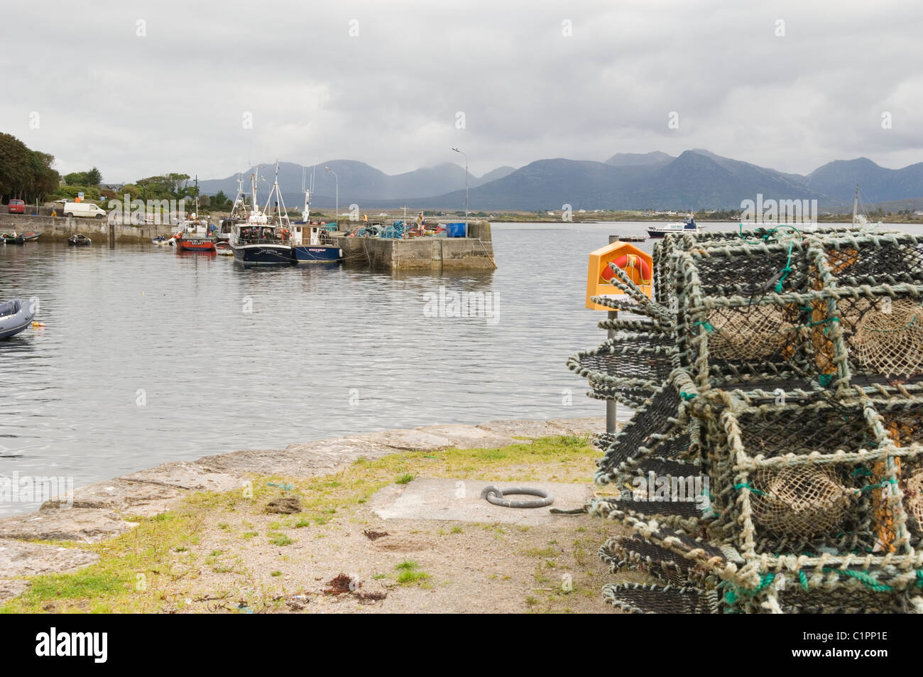 République d'Irlande, dans le comté de Galway, les casiers à homards et des  bateaux de pêche au port Photo Stock - Alamy