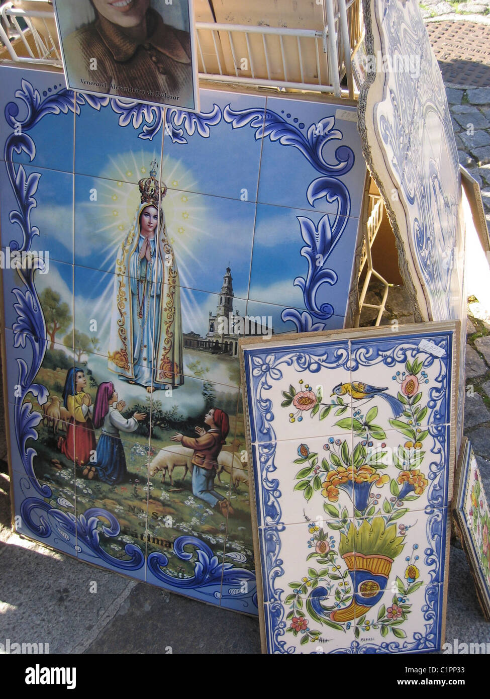 Portugal, carreaux de céramique souvenir peints à la main à vendre grand un, une scène religieuse représentant la Vierge Marie vu par trois enfants de berger, Banque D'Images