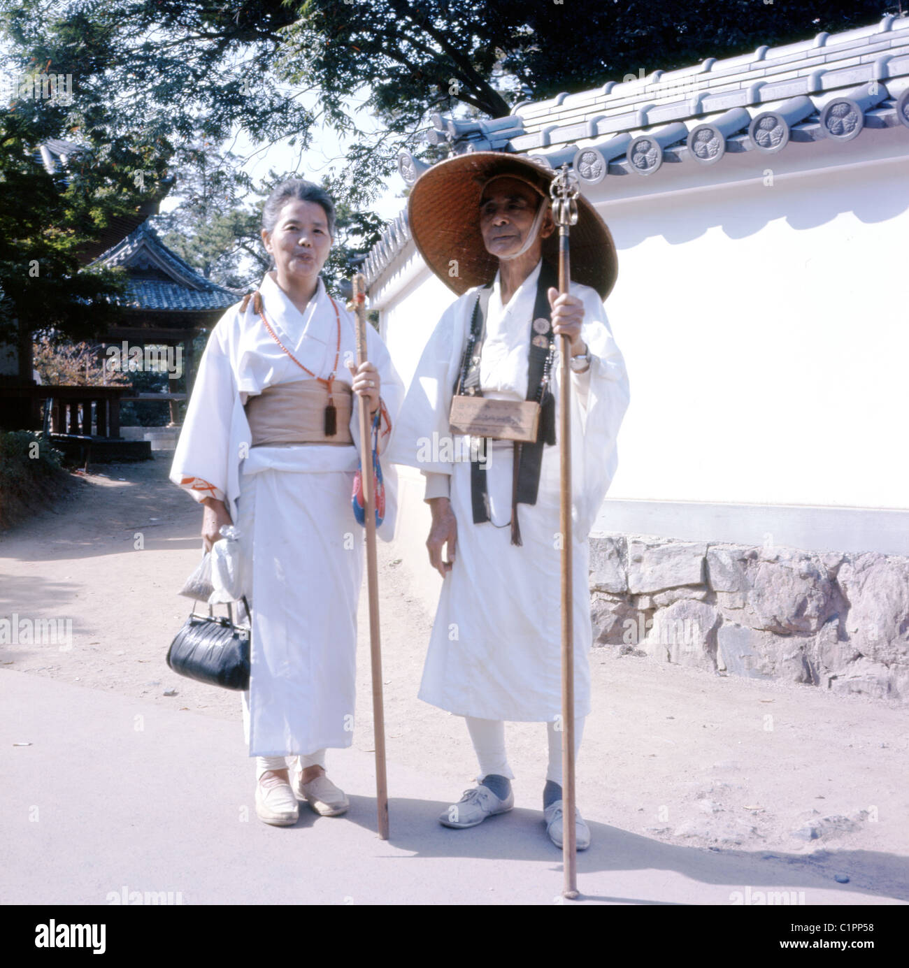 Photo de 1970 par J Allan Paiement de deux guides touristiques japonais en costumes spéciaux. Banque D'Images