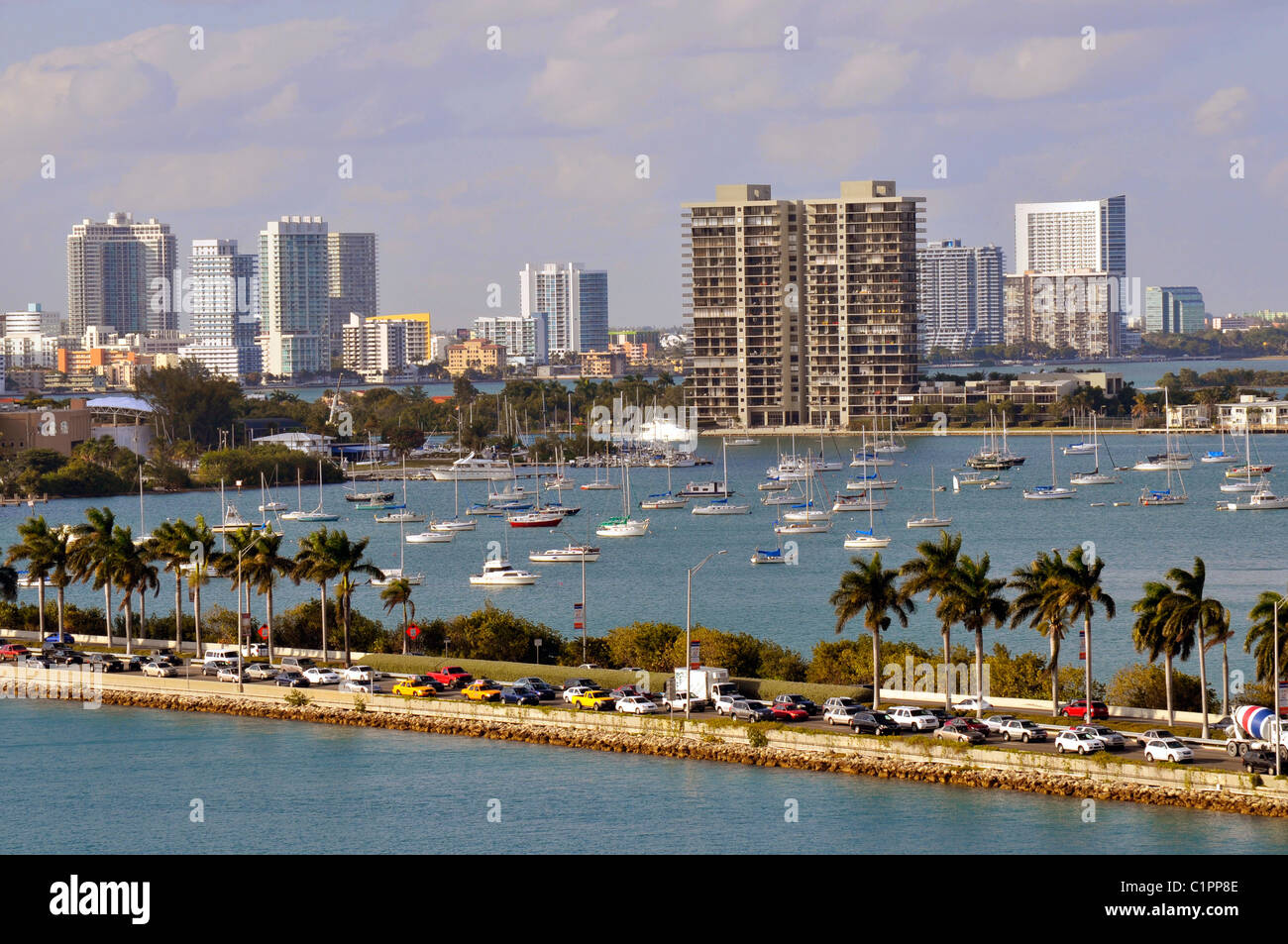 Vues de Miami Floride skyline Macarthur Causeway et le port de navires de croisière au départ Banque D'Images