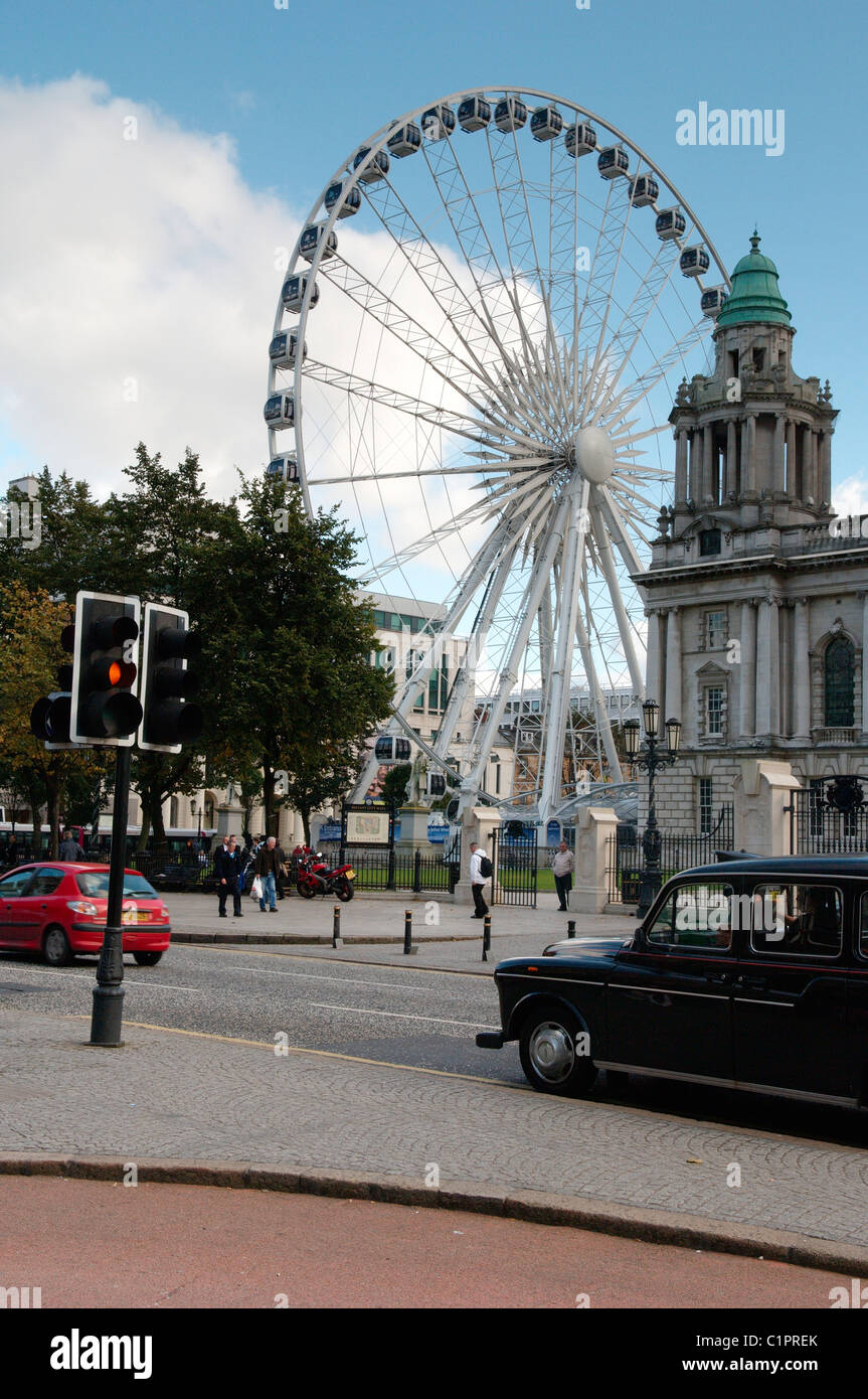 L'Irlande du Nord, Belfast, grande roue et l'hôtel de ville Banque D'Images