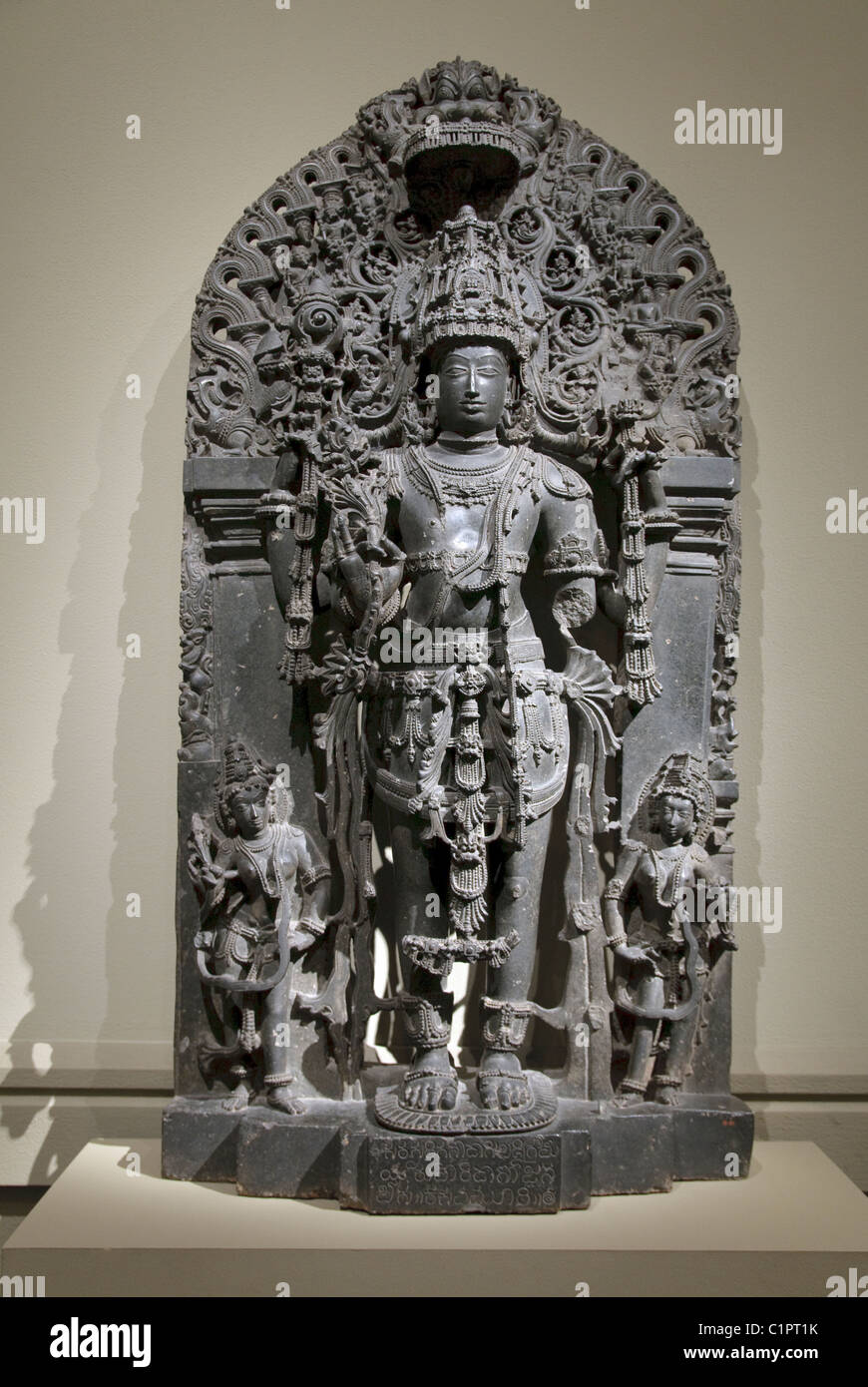 Vishnu debout comme Keshava, période Hoysala, (1022-1346), Banque D'Images