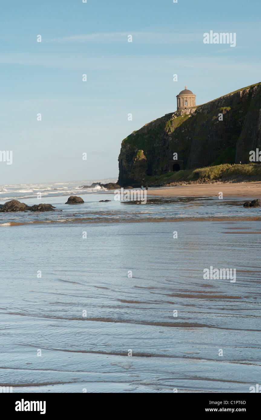 L'Irlande du Nord, le comté de Londonderry, Temple Mussenden sur falaise Banque D'Images