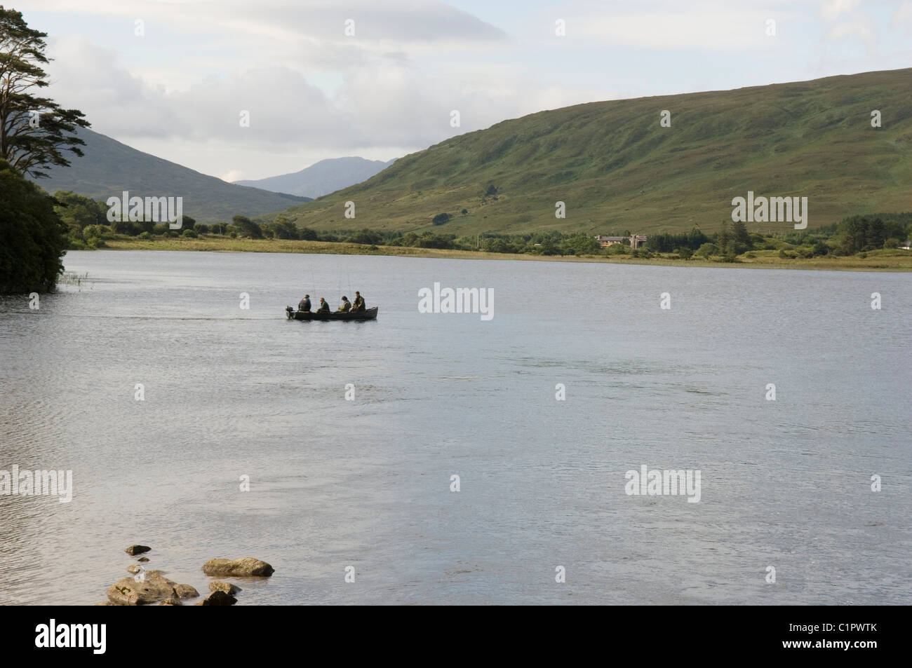 République d'Irlande, le Connemara, Delphi, les gens en bateau sur le lac Banque D'Images