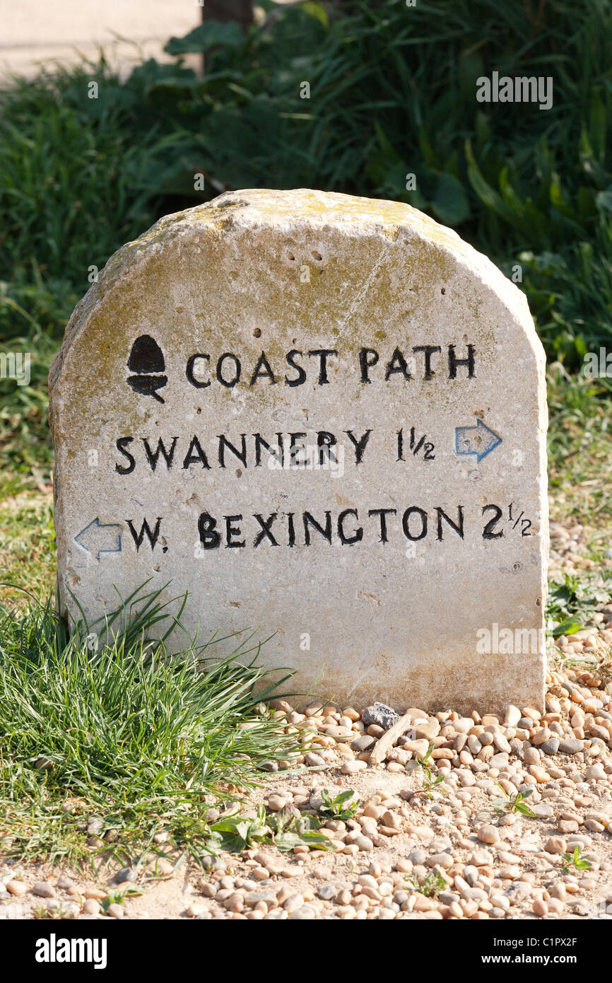 L'Angleterre, dans le Dorset, plage de Chesil, coastal path marker Banque D'Images