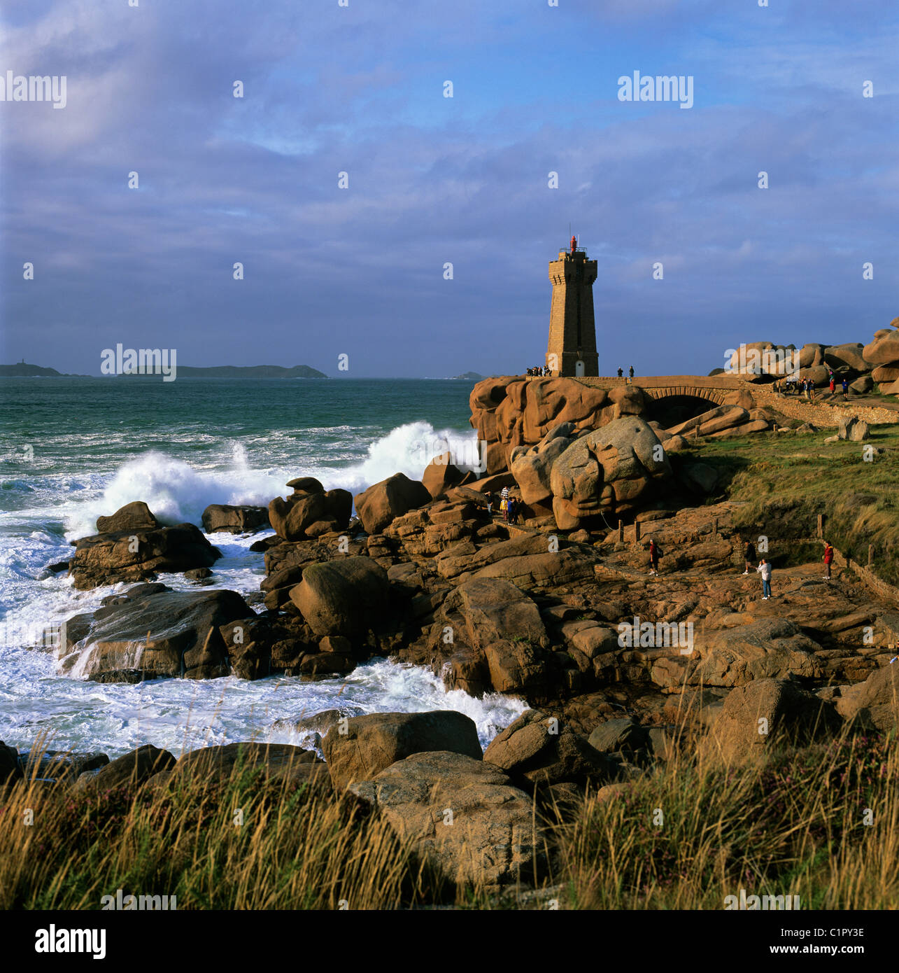Phare au-dessus de mer agitée sur la Côte de Granit Rose. Banque D'Images