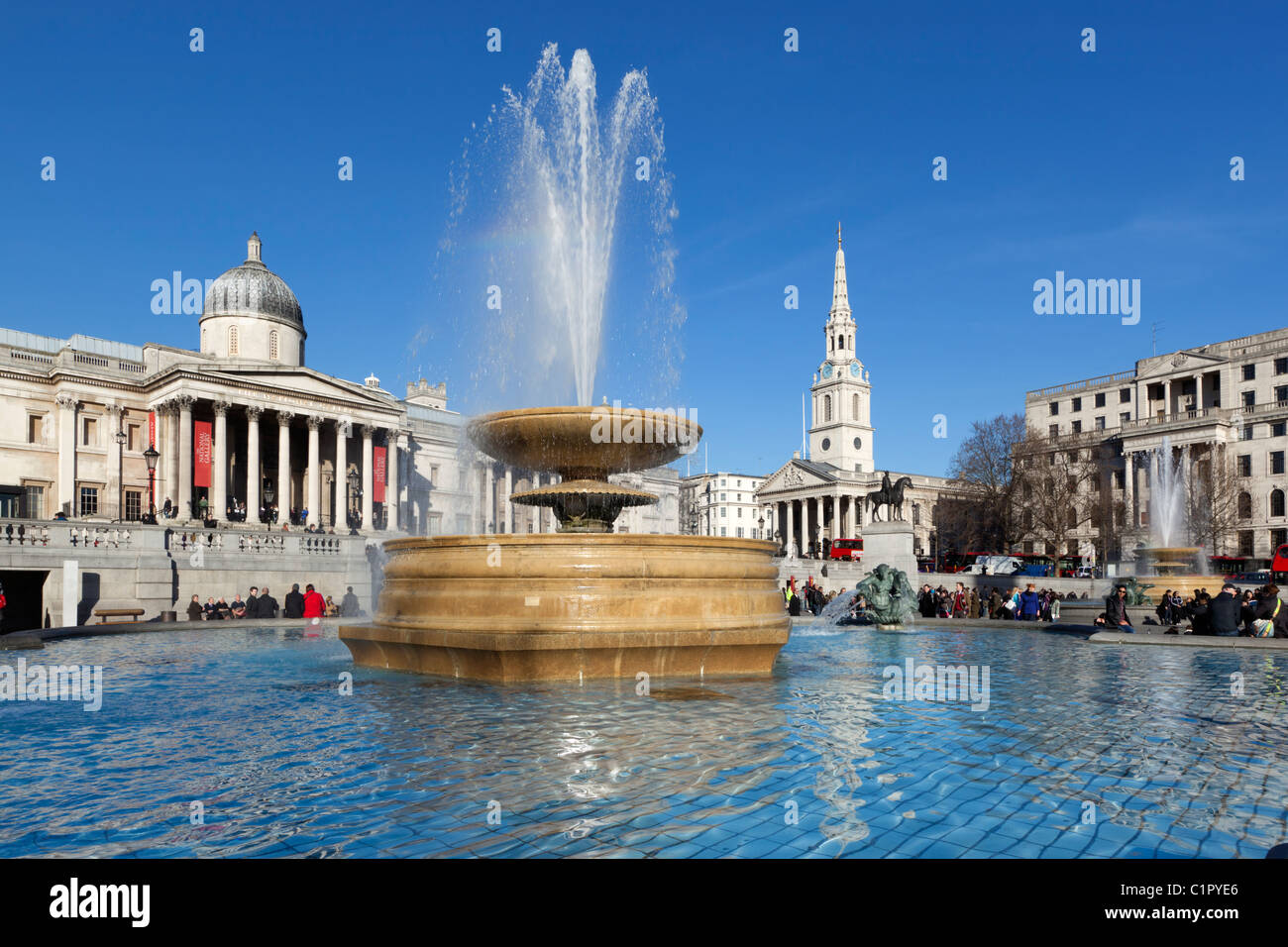 Trafalgar Square avec la National Gallery et St Martin dans l'église de champs Banque D'Images