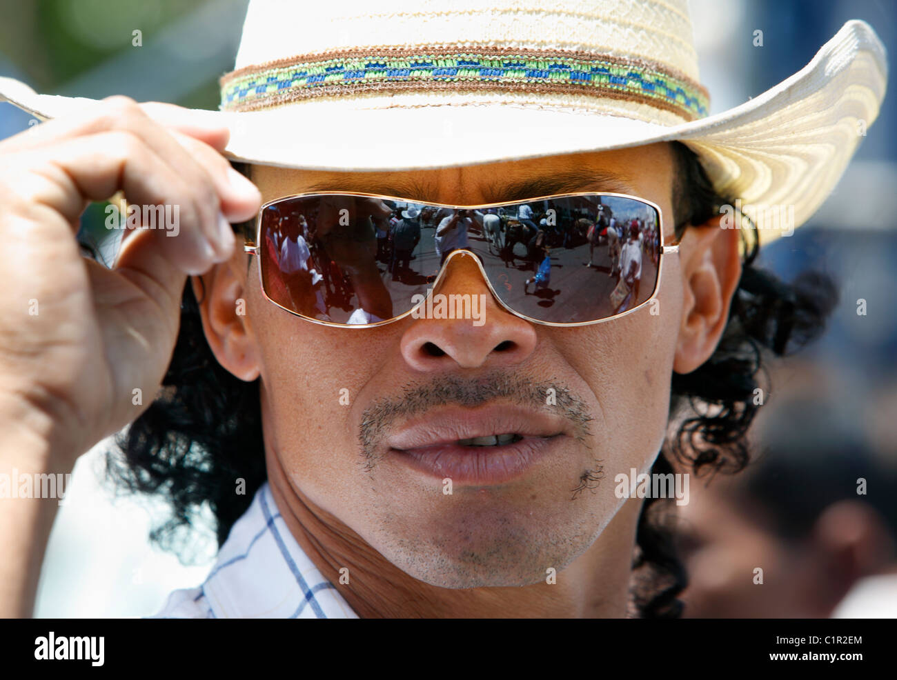 L'homme du Costa Rica dans un chapeau de cowboy et lunettes réfléchissantes  observe le festival civique parade de chevaux au Liberia, Costa Rica Photo  Stock - Alamy