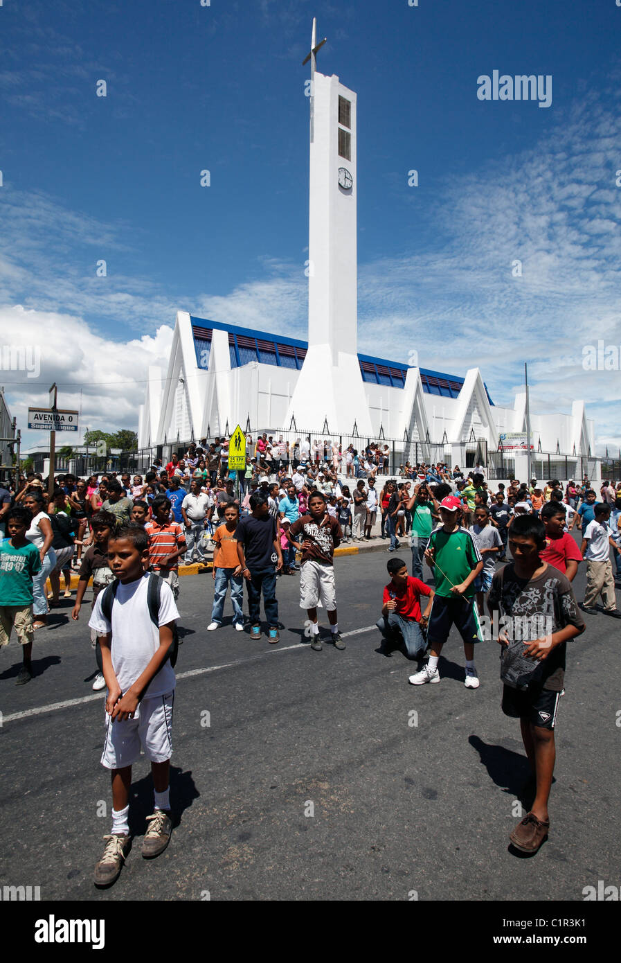 Les gens marchent dans la rue en face de l'église au cours d'une fête civique au Liberia, Costa Rica Banque D'Images