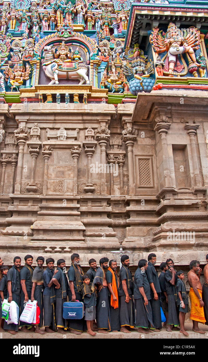 Pèlerins hindous en ligne pour saisir le Sri temple de Minakshi à Madurai Banque D'Images