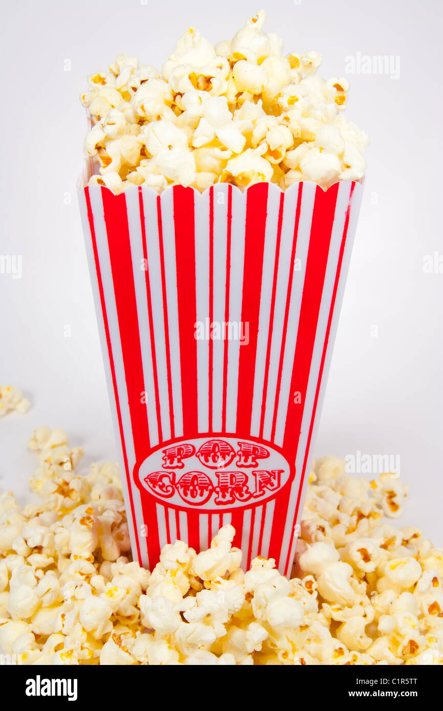 Photo d'un support avec popcorn popcorn devant Banque D'Images
