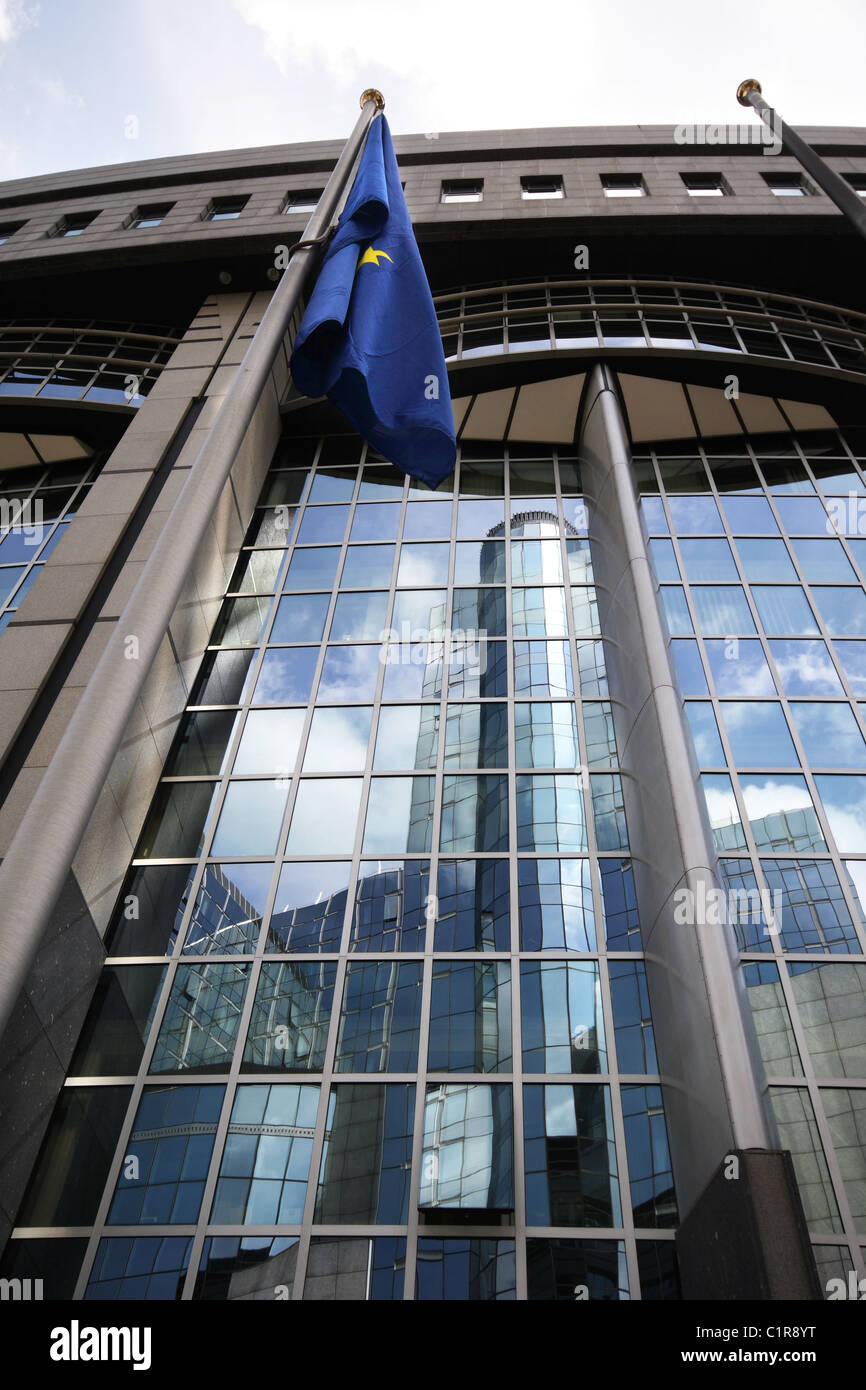 Drapeau européen devant le Parlement de l'UE - Bruxelles, Belgique Banque D'Images