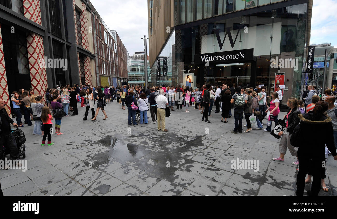 Atmosphère Katie Price, alias Jordan, signe des exemplaires de son nouveau roman tandis qu' à 'Waterstones Liverpool, Angleterre - 24.07.09 Luc Banque D'Images