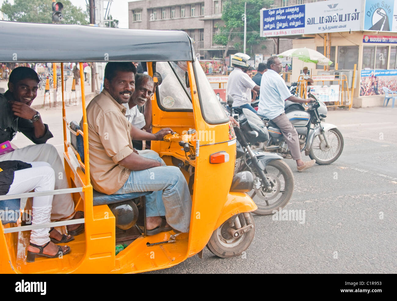 Tuk Tuk et les motos sur la rue Madurai Banque D'Images