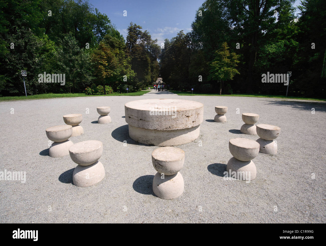 La Table du silence - La partie de l'ensemble sculptural de Constantin Brancusi à Târgu Jiu, Roumanie Banque D'Images