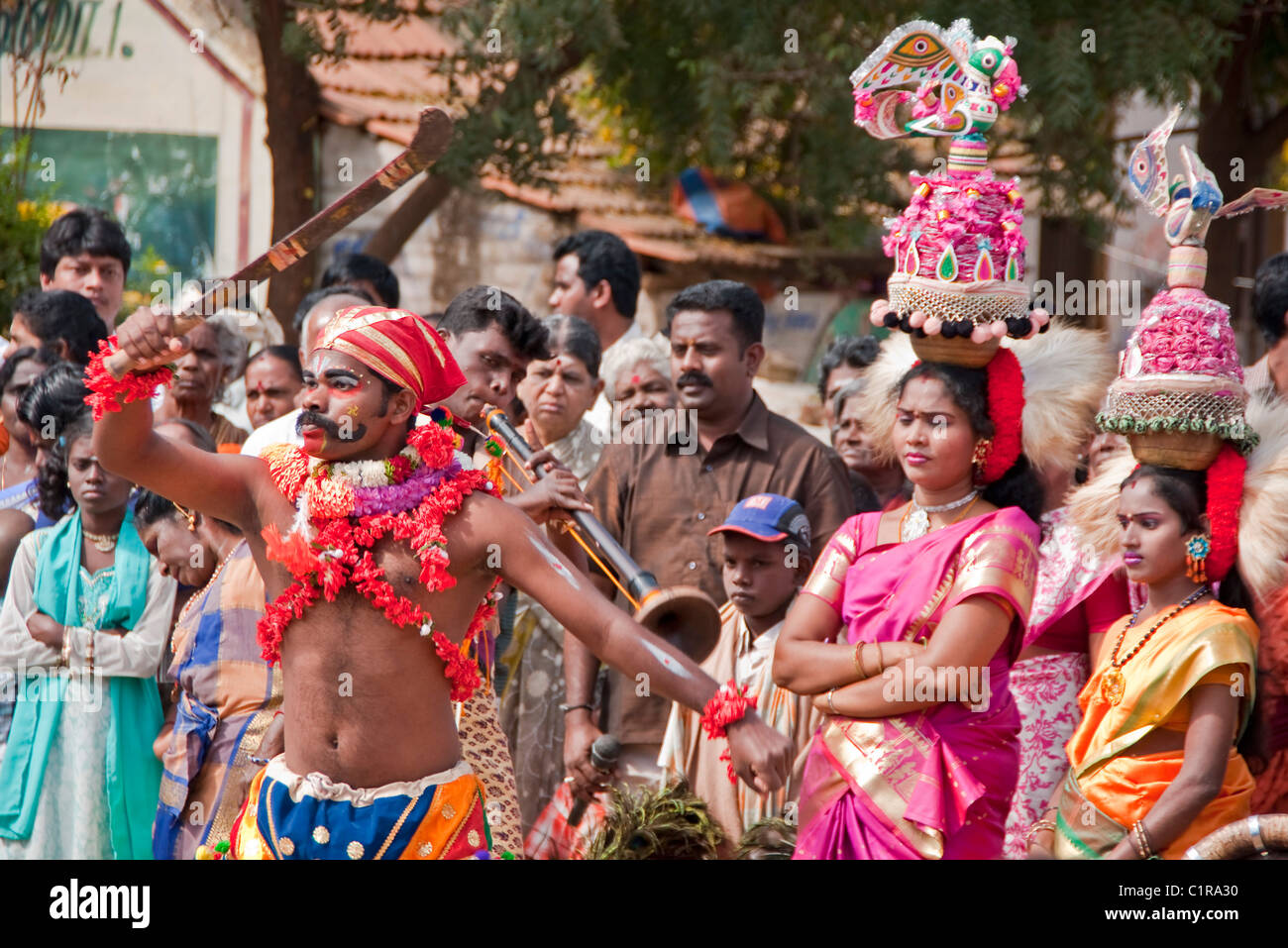 Au cours du spectacle coloré Pongal Festival, une ancienne fête des récoltes, dans le village d'Alanganallur au Tamil Nadu, Inde. Banque D'Images