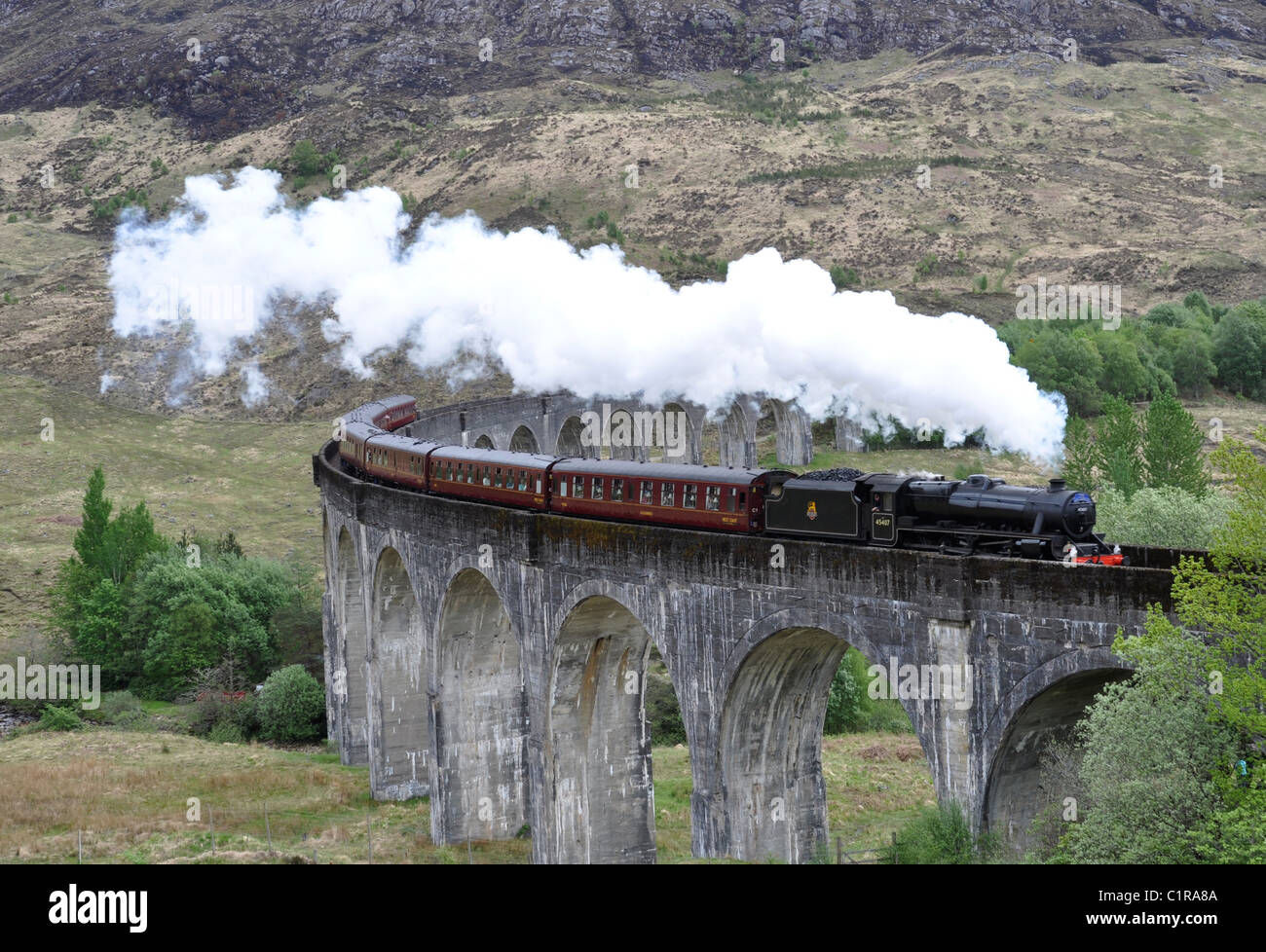 Le Poudlard Express en vedette dans film Harry Potter s'exécutant sur le viaduc de Glenfinnan, Scottish Higlands Banque D'Images