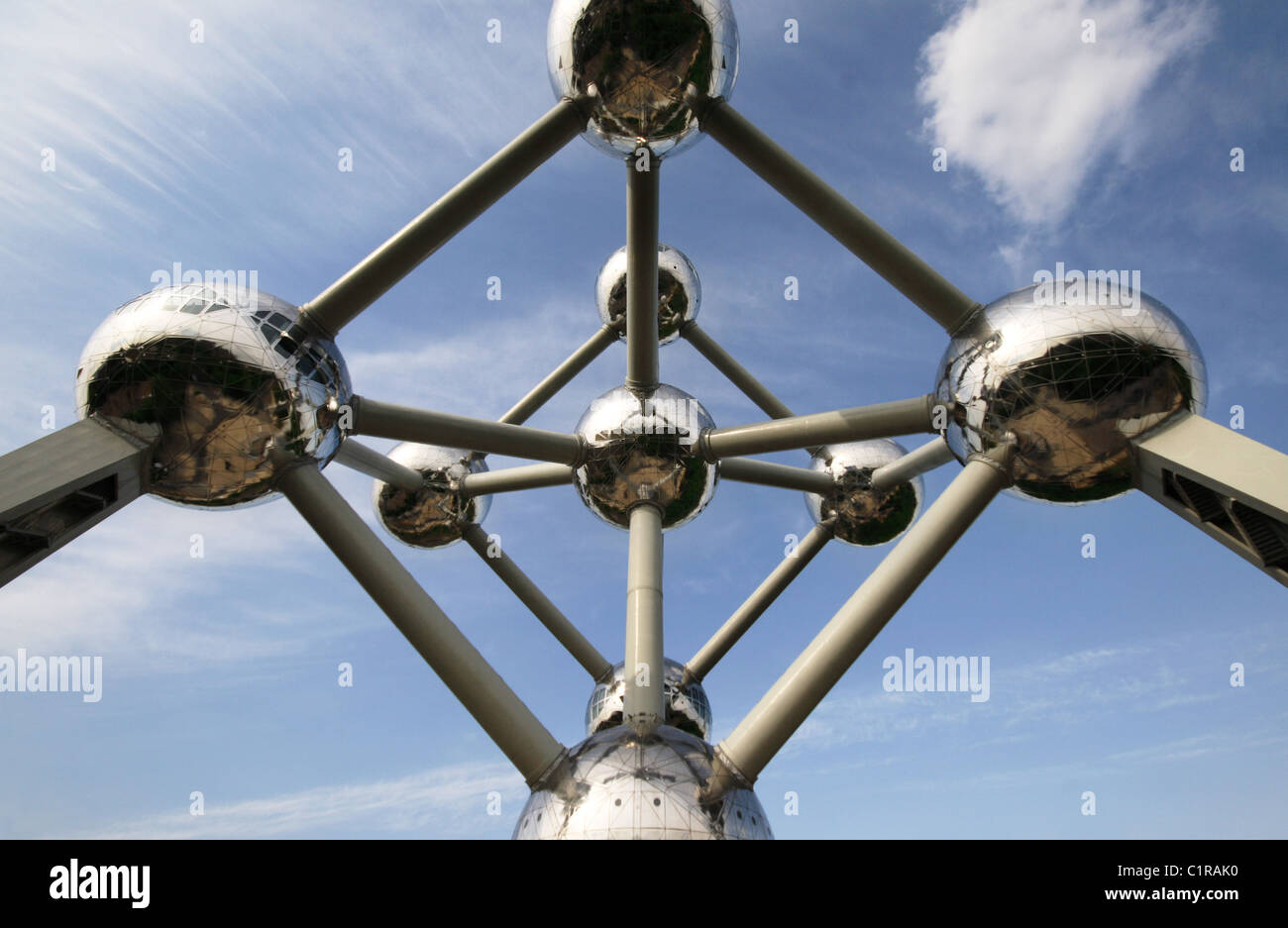 Bâtiment de l'Atomium, symbole de Bruxelles, sur une belle journée ensoleillée Banque D'Images