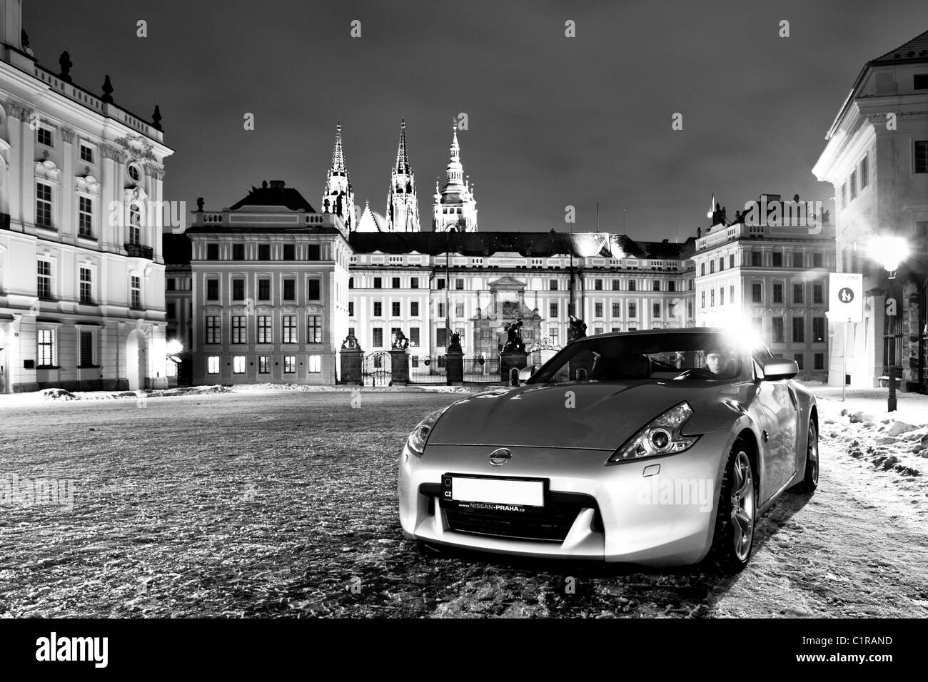 Nissan 370z devant le château de Prague Banque D'Images