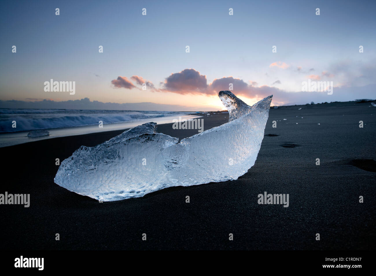 Les icebergs sur la plage avec la marée noire lave autour d'eux en Islande Banque D'Images