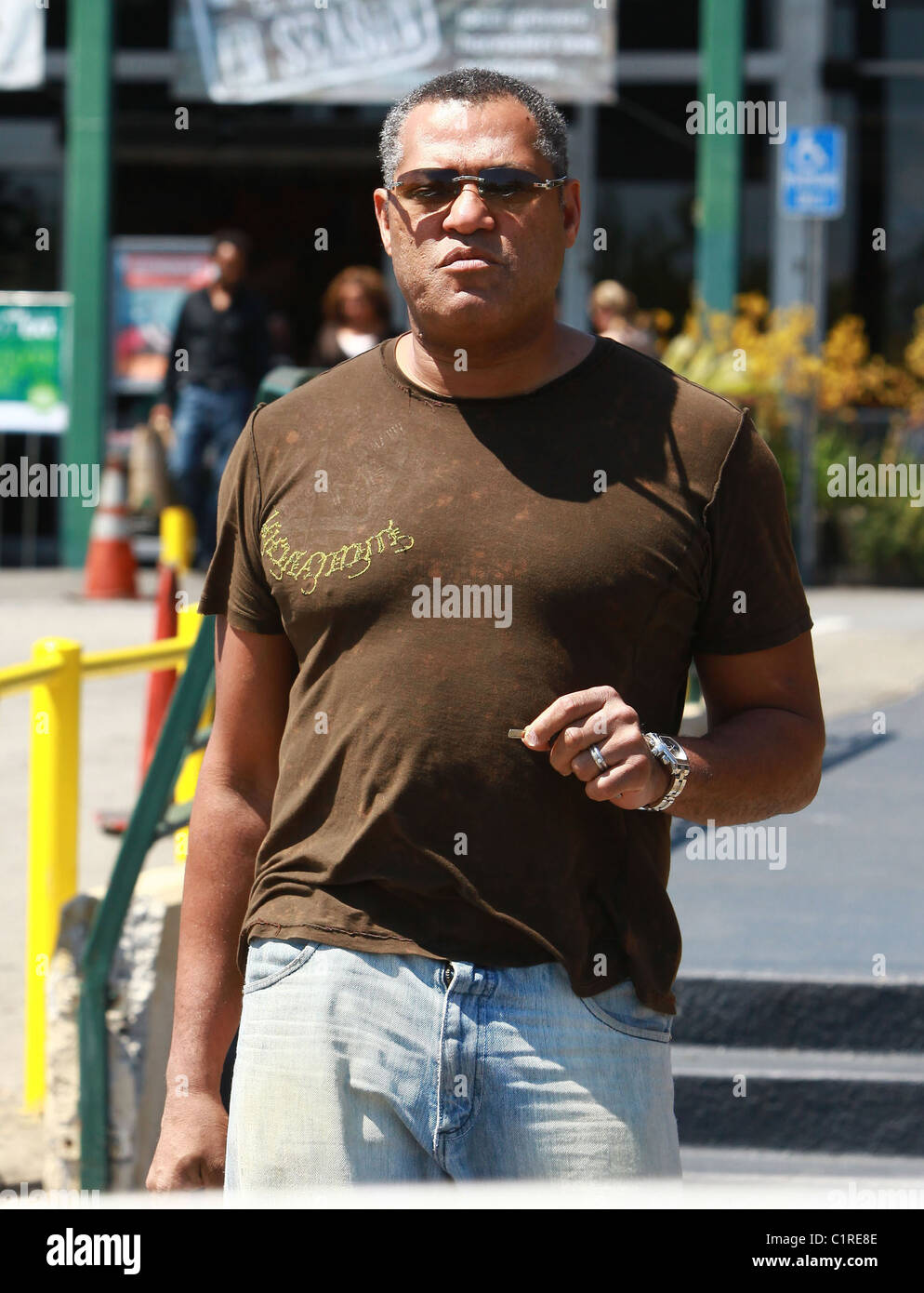 Laurence Fishburne va food shopping avec un ami à Whole Foods Market arborant une paire de crocs dans la région de West orange vif Banque D'Images