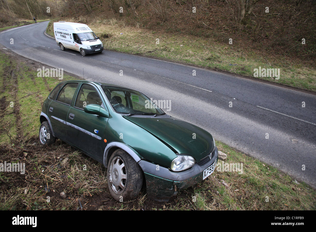 S'est écrasé une voiture Audi est laissé sur le côté de la route près de Cheddar Gorge, après une collision dans le Somerset, juillet 2011. Banque D'Images