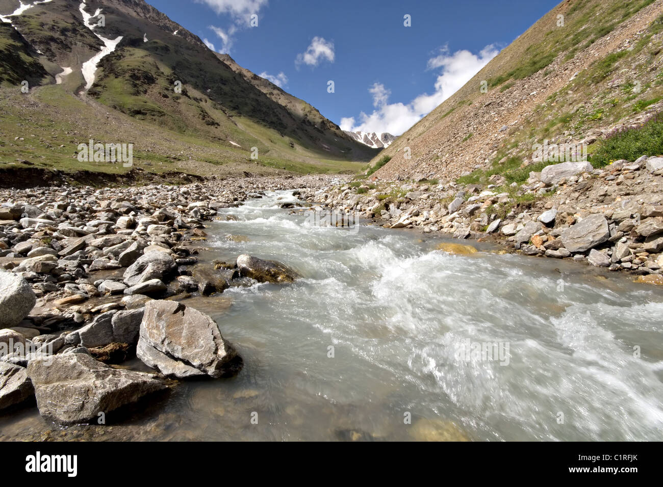 Ruisseau de rivière de montagne. Montagnes du Caucase, la vallée. L'elbrous. La Kabardino-balkarie. La Russie. Banque D'Images