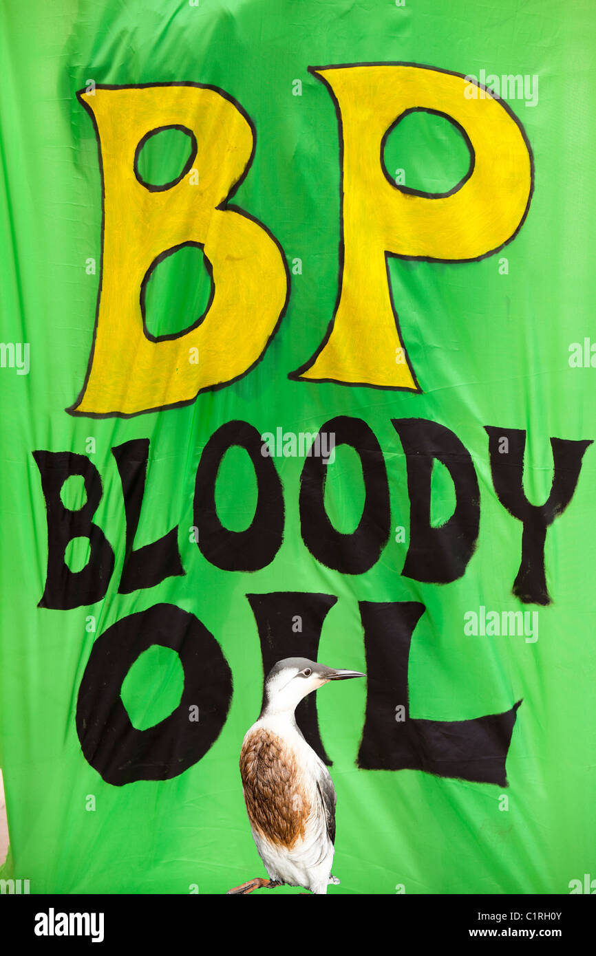 Un Guillemot en face d'une bannière de protestation BP Banque D'Images