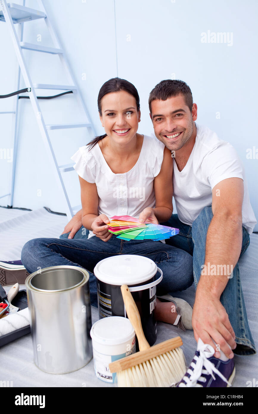 Couple avec échantillons de couleur à la peinture new appartment Banque D'Images
