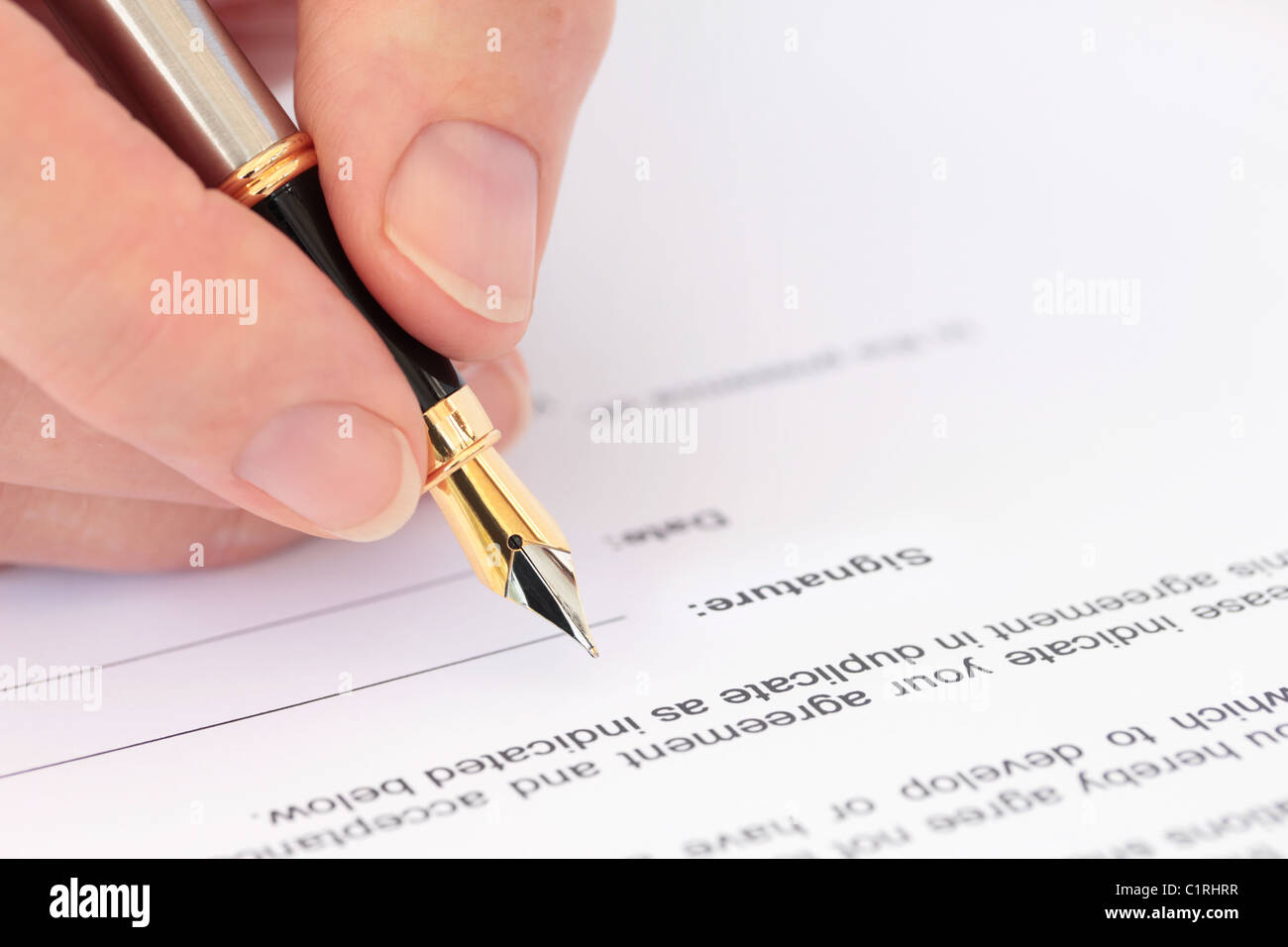 La main avec stylo et signer un document Banque D'Images