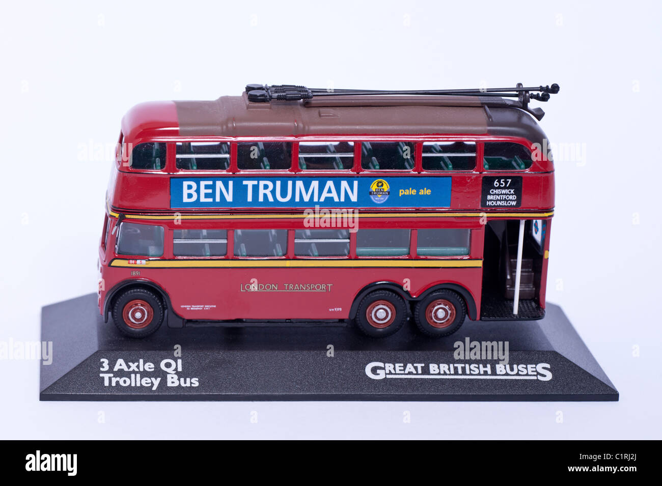 Un modèle de l'essieu 3 QI trolley bus great British sur fond blanc Banque D'Images