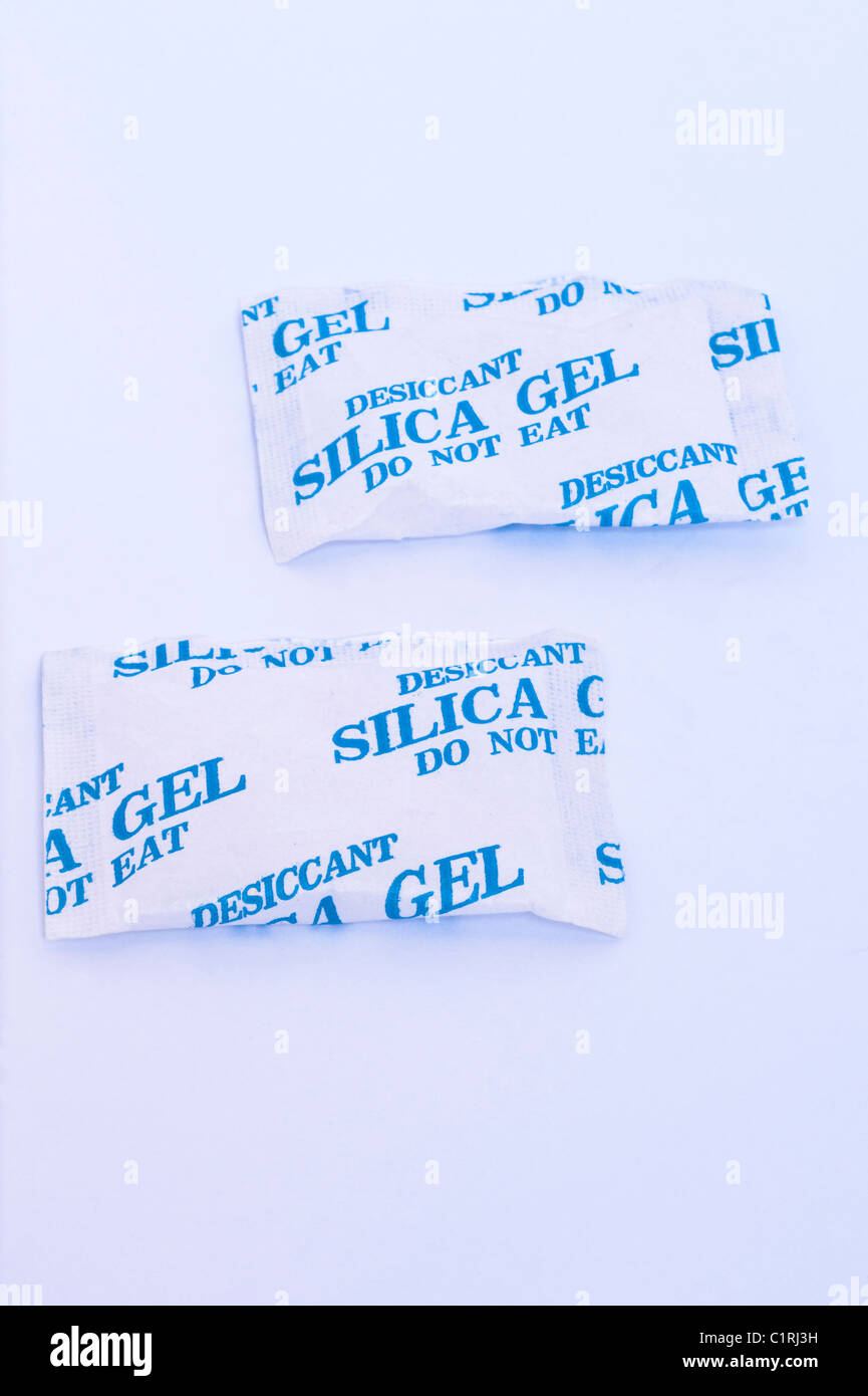 Sachets de gel de silice sur un fond blanc Banque D'Images