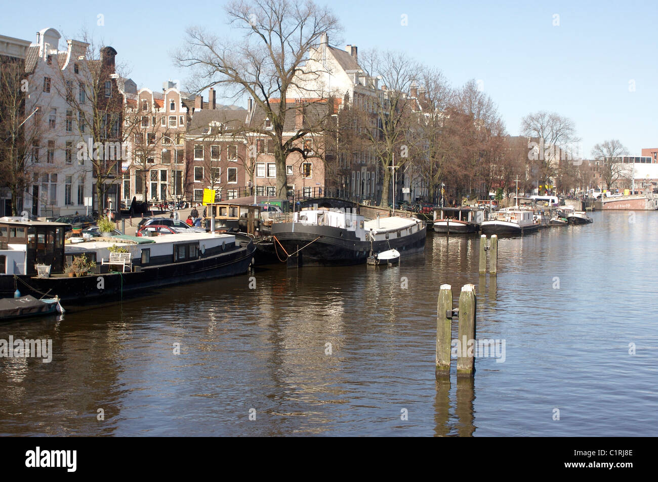 Avis de péniches le long de la rivière Amstel repris de la Skinny Bridge Amsterdam en Hollande, Banque D'Images