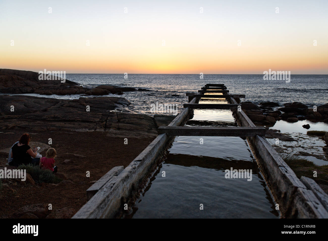 Famille avec le canal d'eau en bois menant à la roue de l'eau, Cap Leeuwin au sud-ouest de l'Australie d'Augusta Banque D'Images Famille avec le canal d'eau en bois menant à la roue de l'eau, Cap Leeuwin au sud-ouest de l'Australie d'Augusta Banque D'Images