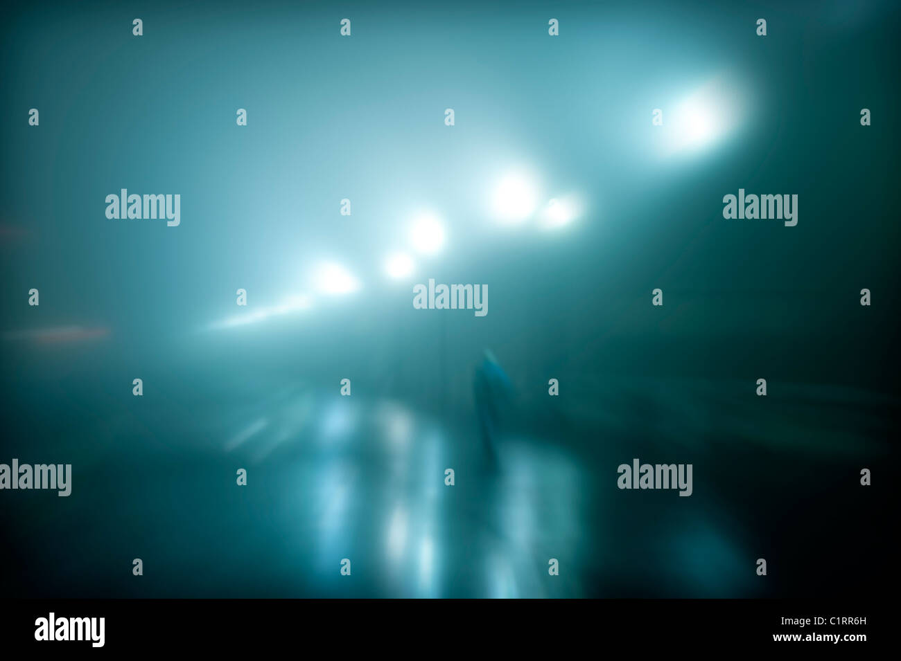 Mystérieux personnage marche sur une nuit de brouillard humide. Banque D'Images