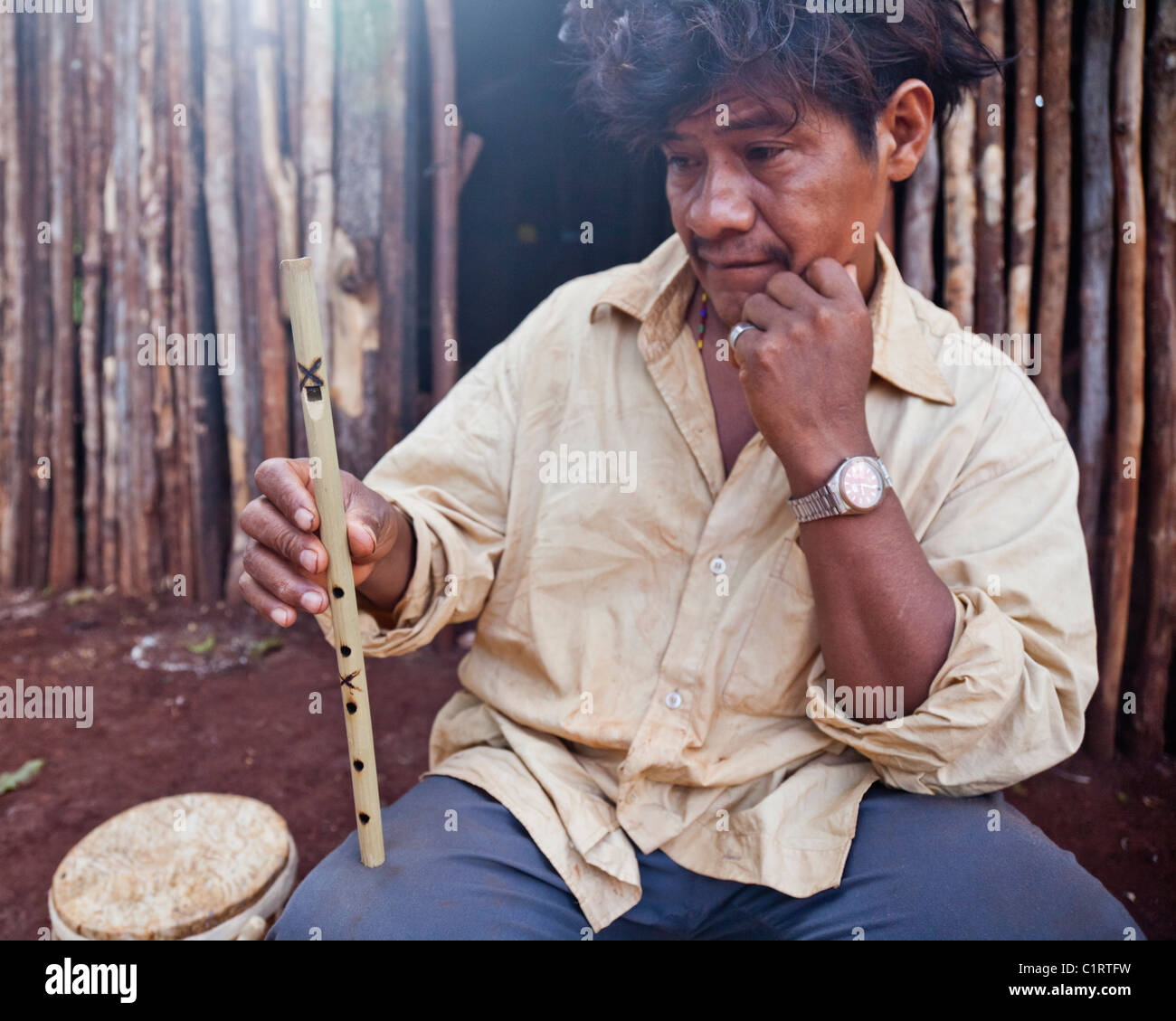 Musicien de l'Andresito Mbya Guarani village, San Ignacio, Misiones, Argentine, avec flûte traditionnelle (mimby puku). Banque D'Images