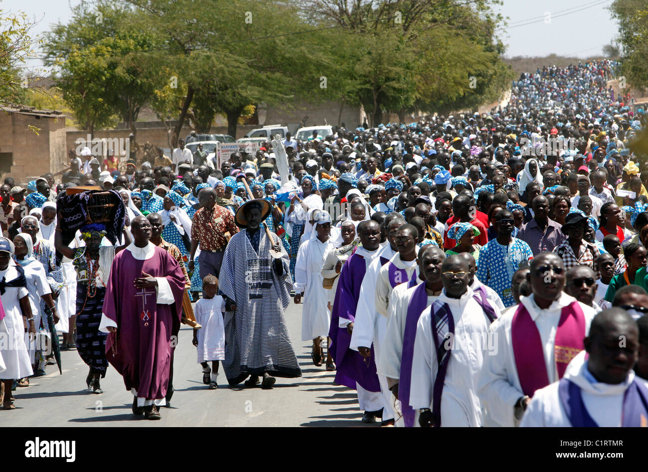 Procession catholique romaine, Mont Rolland, au Sénégal Banque D'Images