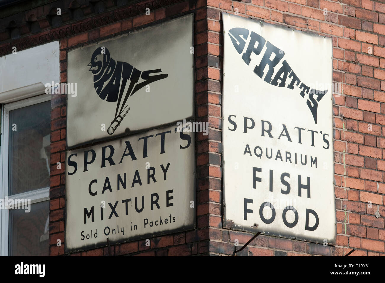 Aliments pour animaux de compagnie Spratts vieux signes sur une animalerie à Stoke on Trent, dans le Staffordshire. Banque D'Images