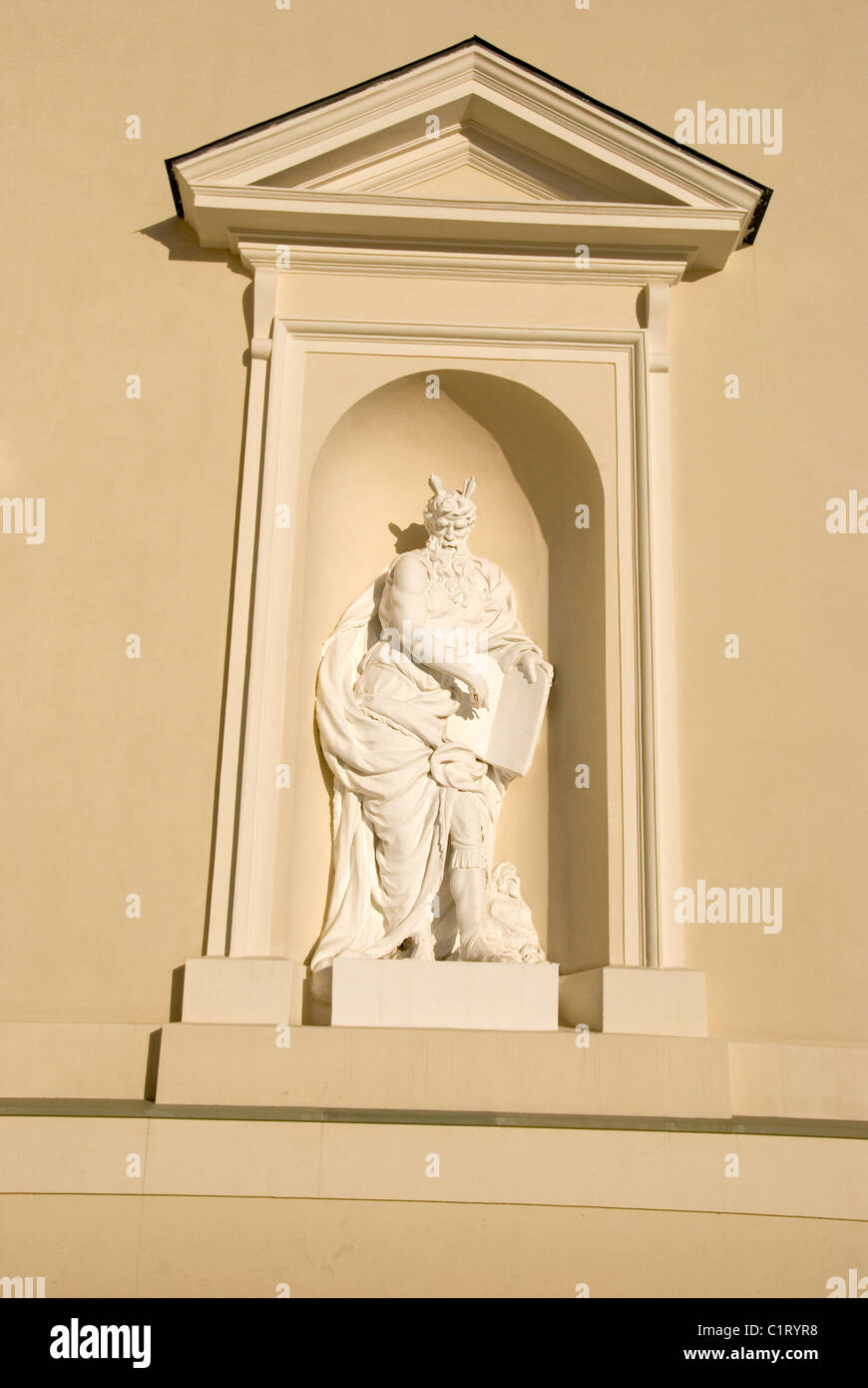 Thématique religieuse vintage sculpture dans le créneau de la cathédrale Banque D'Images