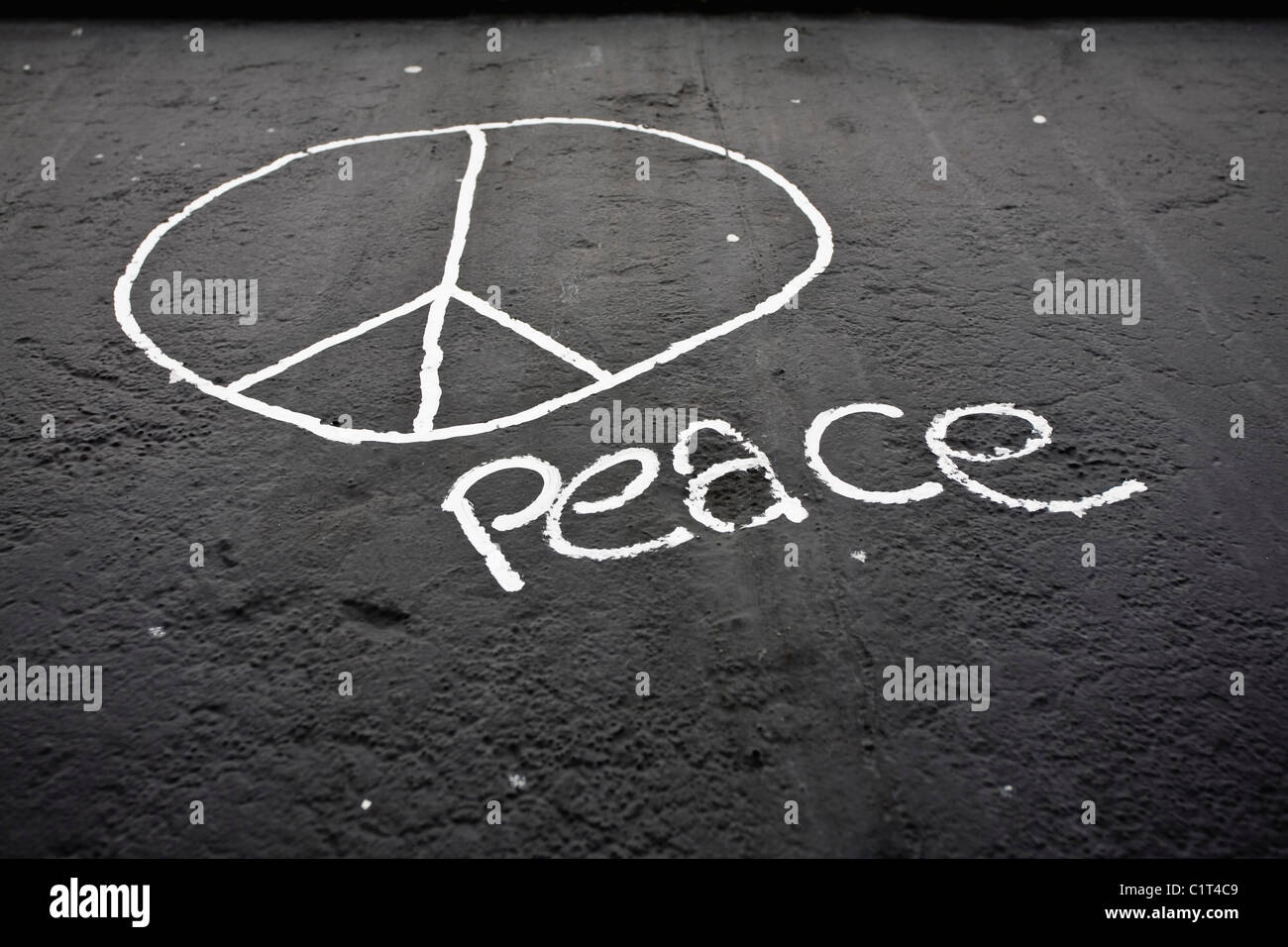 Signe de la paix et le mot "paix" peint sur le mur de Berlin, Berlin, Allemagne Banque D'Images