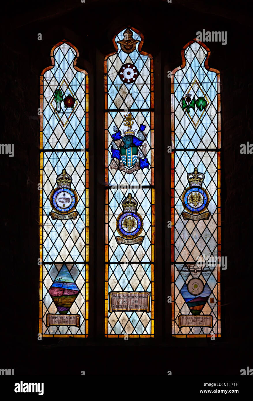 Vitraux fenêtre Memorial Chapel de Goodrich Castle England UK Banque D'Images