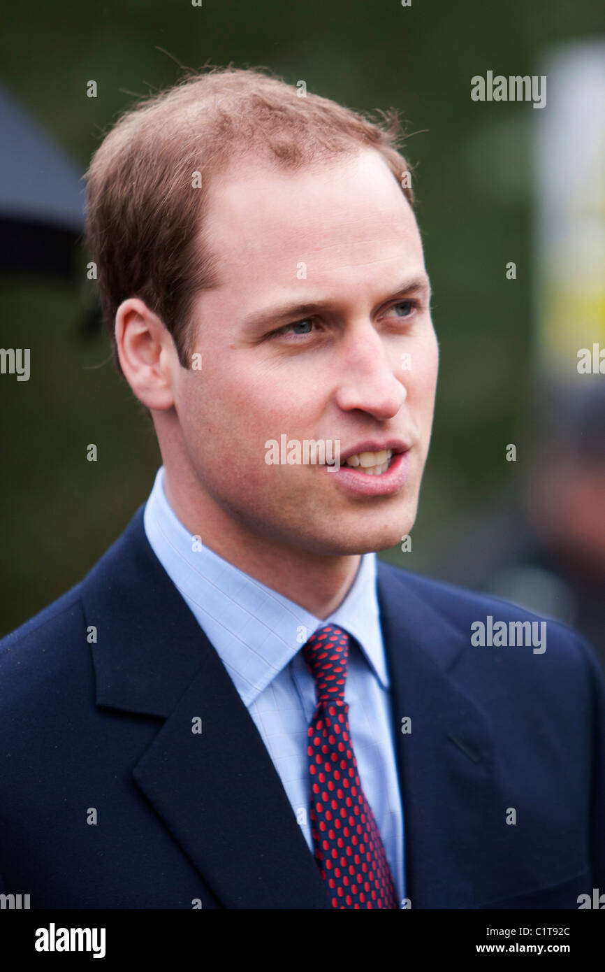 Portrait du Prince William en veste et cravate lors d'une visite à Belfast en 2011 Banque D'Images