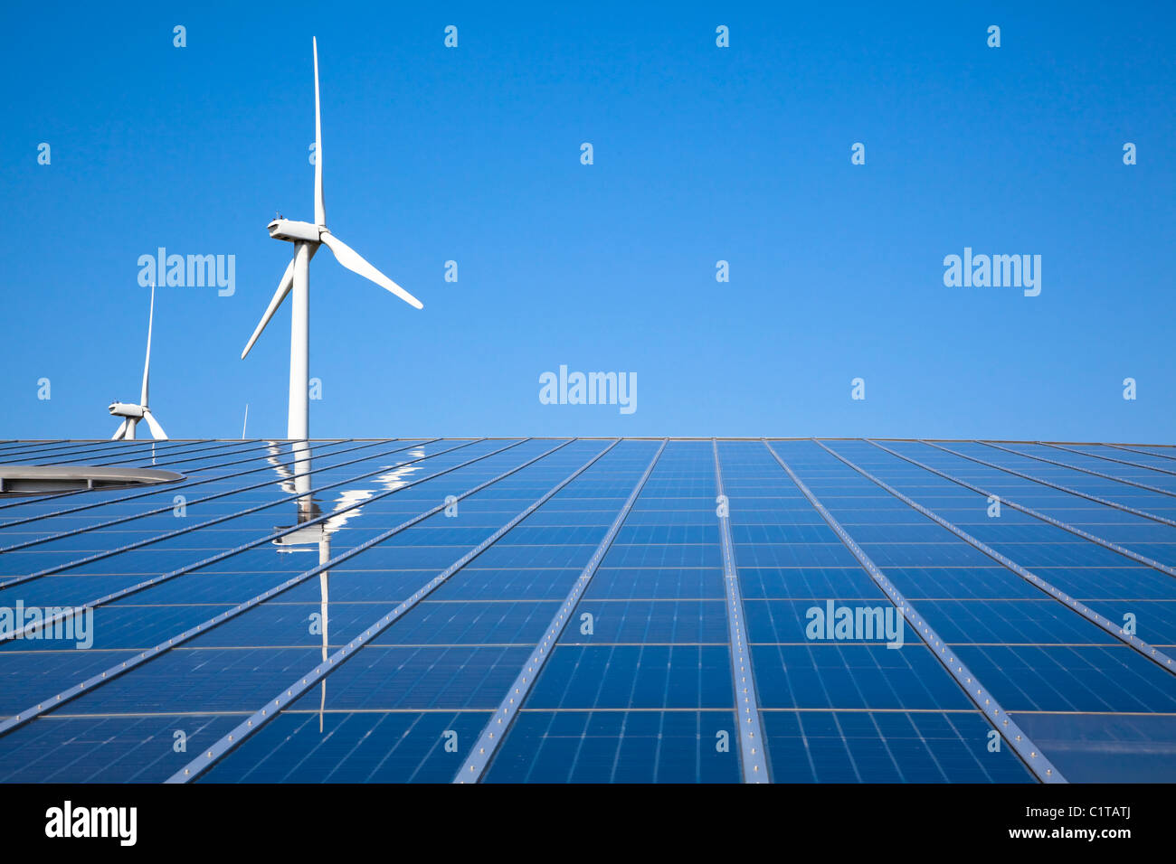 L'énergie solaire et éolienne avec un ciel clair Banque D'Images