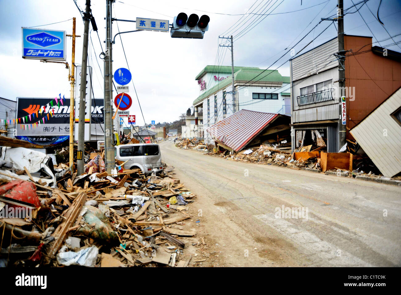 Débris, gravats et de véhicules endommagés bordent les rues de plusieurs blocs dans cette ville de pêcheurs à la suite d'un séisme de magnitude 8,9 Banque D'Images