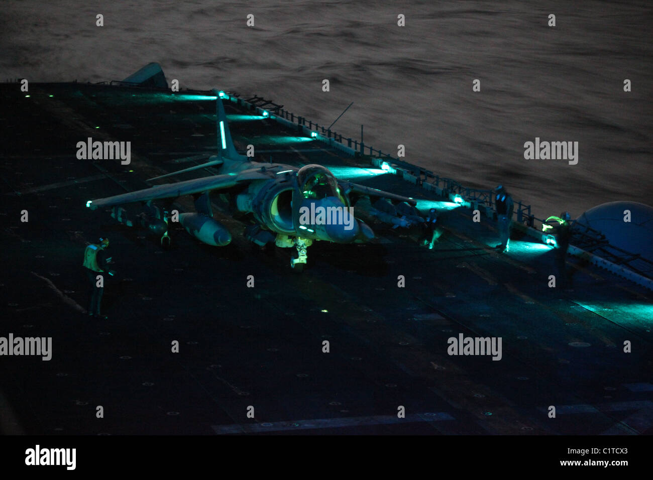 Un milieu marin de l'escadron à rotors basculants, 26e Marine Expeditionary Unit AV-8B Harrier jump jet revient à l'USS Kearsarge pour un carburant Banque D'Images