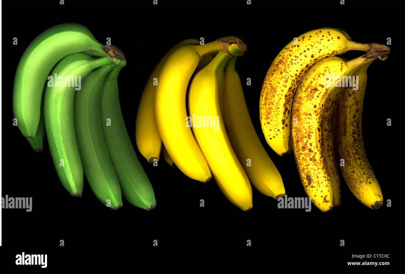 Les bananes mûres vert et des taches de rousseur Banque D'Images