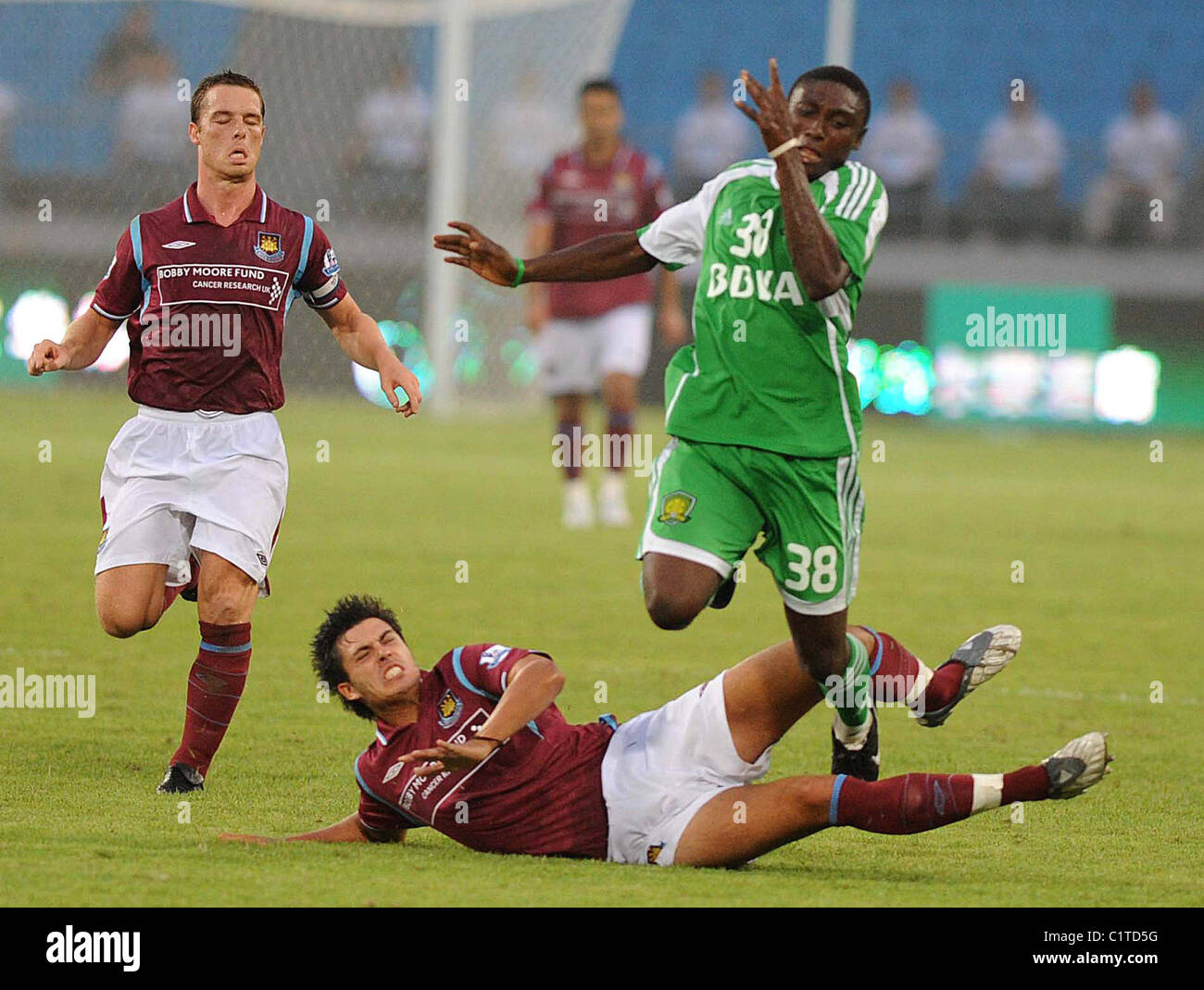 West Ham United's James Tomkins Beijing Guoan défis's Bryan Barclays Asia Trophy - Beijing Guoan v West Ham Utd, Beijing Banque D'Images